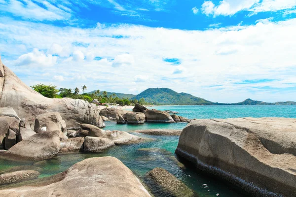 Spiaggia e mare tropicale — Foto Stock