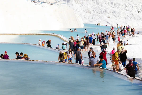 Toeristen op Pamukkale travertijn zwembaden — Stockfoto