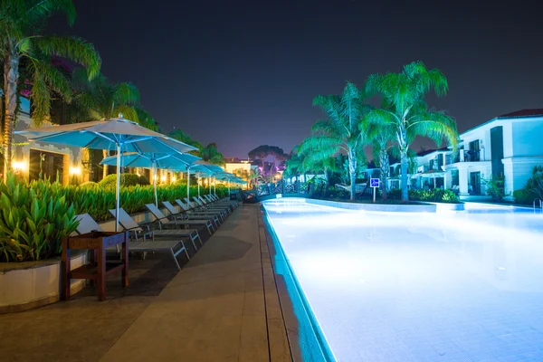 Swimmingpool på hotellet — Stockfoto