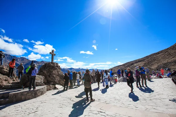 Turisti che guardano condor — Foto Stock