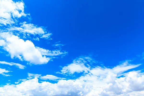 Nubes en el cielo azul —  Fotos de Stock