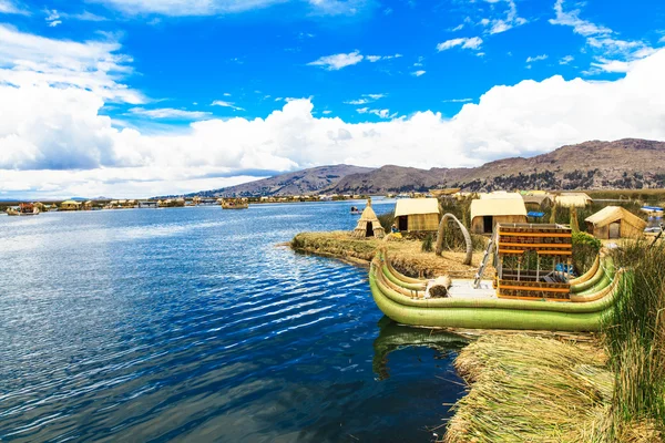 Totora loď na jezeře Titicaca — Stock fotografie