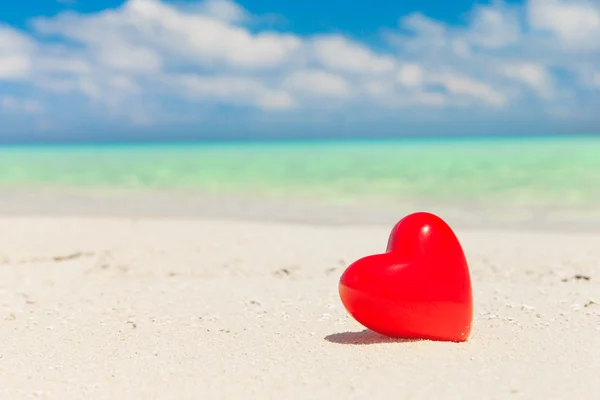 Balónky-srdce na tropické pláži — Stock fotografie