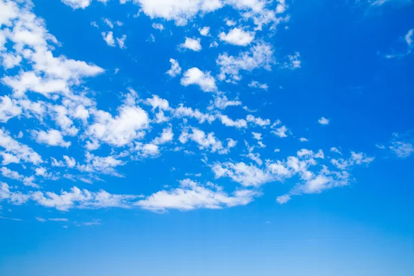 Blauwe lucht met wolken — Stockfoto