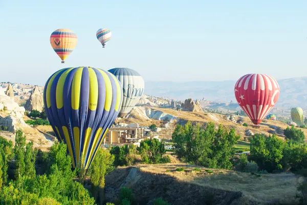 Balloons flying over cappadocia — Stock Photo, Image