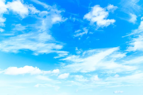 Wolken in de blauwe lucht — Stockfoto