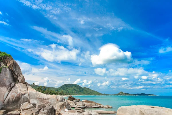 Beach and tropical sea — Stock Photo, Image