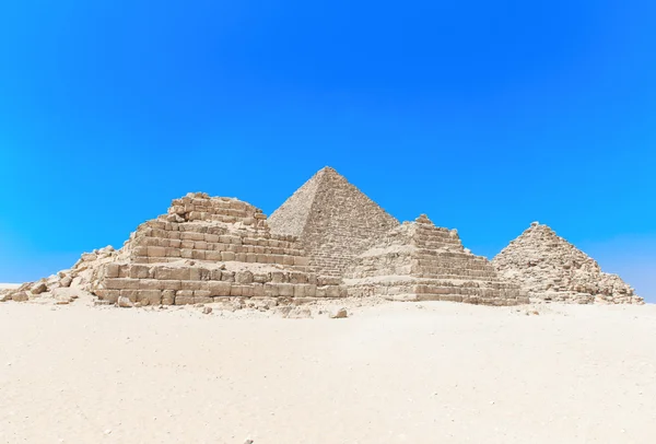 Древніми пірамідами в Каїрі — стокове фото