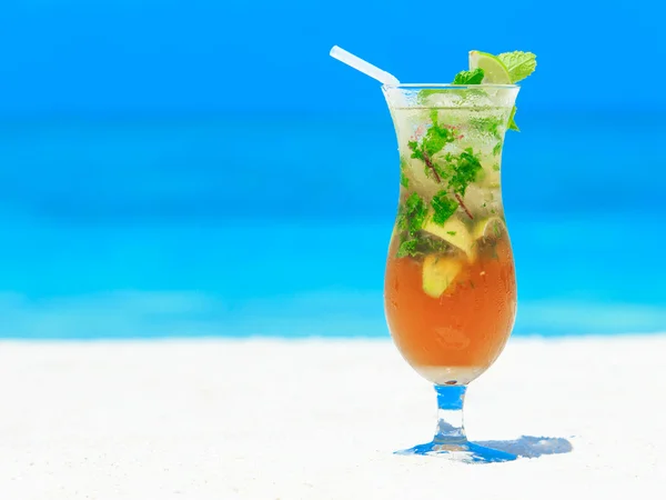 Exotischer tropischer Cocktail — Stockfoto