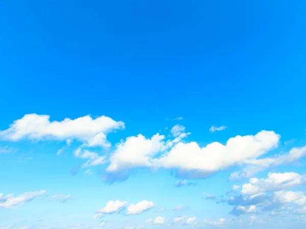 Nuages dans le ciel bleu — Photo