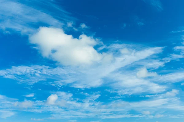 Cielo azul con nubes —  Fotos de Stock