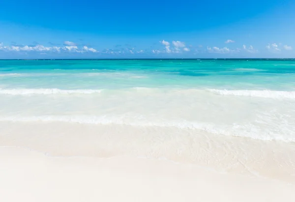 Praia e mar tropical — Fotografia de Stock