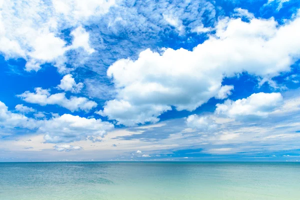 Playa y mar tropical — Foto de Stock