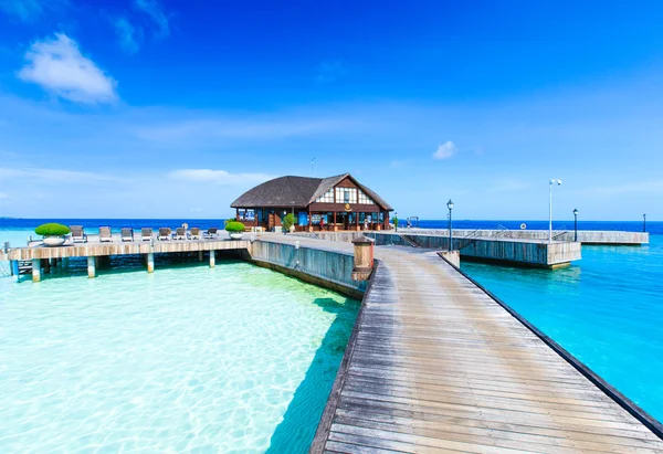 Puente de madera en la playa —  Fotos de Stock