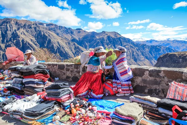 Mujeres vendiendo recuerdos — Foto de Stock