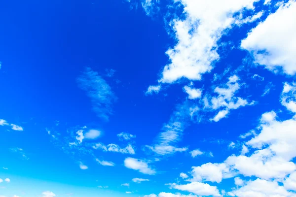 Nuvens no céu azul — Fotografia de Stock