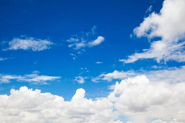 Wolken in de blauwe lucht — Stockfoto