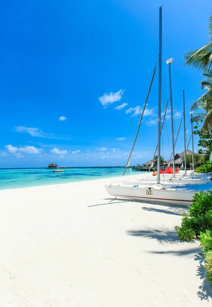 Naves en hermosa playa — Foto de Stock