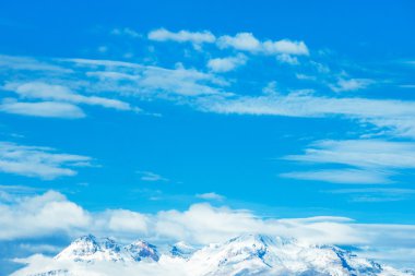 Bulutlu mavi gökyüzü