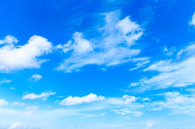 Mavi gökyüzündeki bulutlar