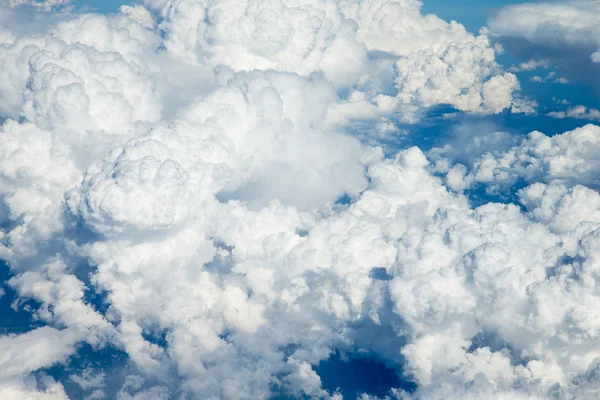 Wolken am blauen Himmel — Stockfoto