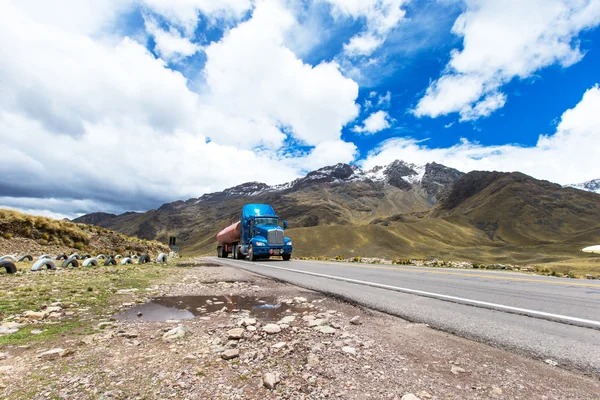 Camión en carretera en Arequipa — Foto de Stock