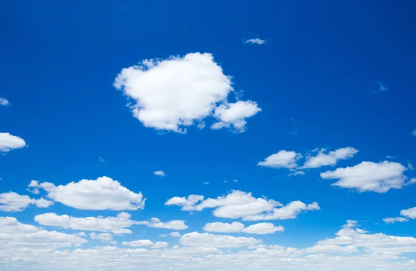 Blauer Himmel mit Wolken — Stockfoto