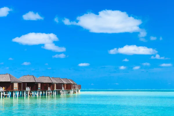 Playa con bungalows de agua en Maldivas — Foto de Stock