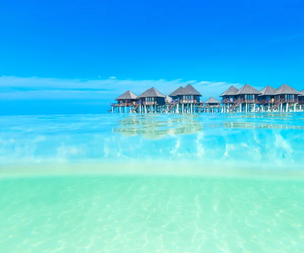 Playa con bungalows de agua en Maldivas — Foto de Stock