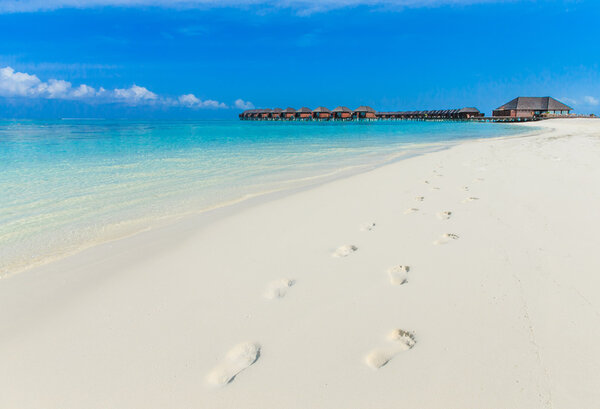 пляж с водными бунгало на Мальдивах