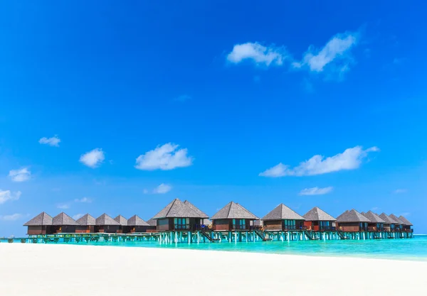 Playa con bungalows de agua en Maldivas —  Fotos de Stock