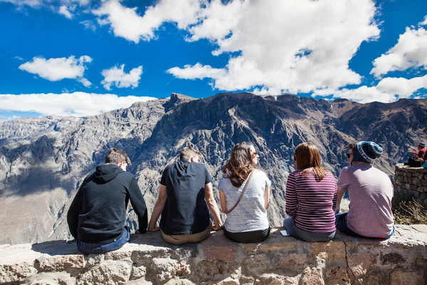 Bakifrån av turister — Stockfoto