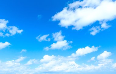 Mavi gökyüzündeki bulutlar