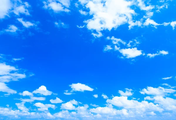 Wolken in de blauwe lucht — Stockfoto