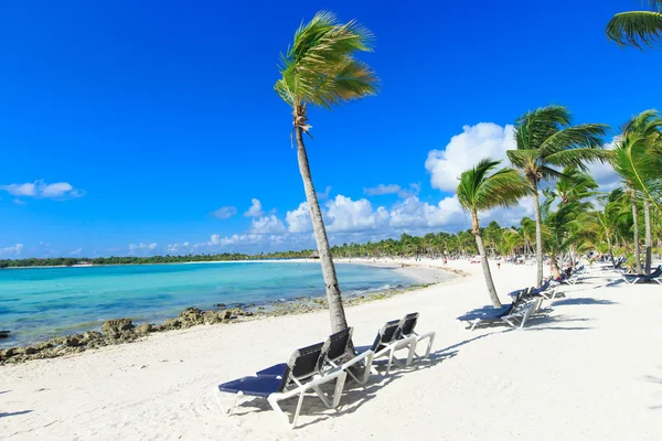 Playa y hermoso mar tropical — Foto de Stock