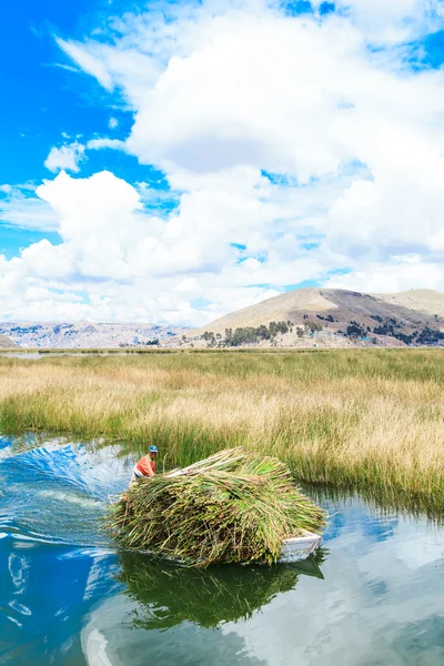 Totora barca sul lago Titicaca — Foto Stock