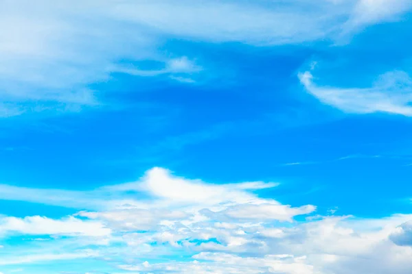 Flauschige weiße Wolken — Stockfoto