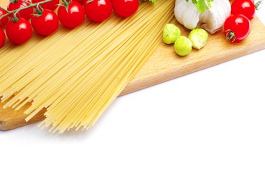 yeşil yaprakları ile olgun domates