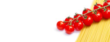 yeşil yaprakları ile olgun domates