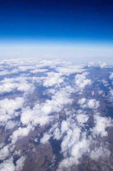 Blauer Himmel mit Wolken — Stockfoto