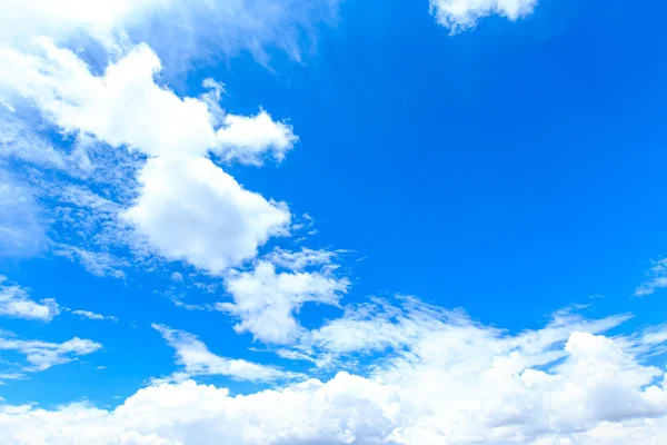 Blauwe lucht met wolken — Stockfoto