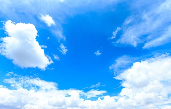 Céu azul com nuvens — Fotografia de Stock