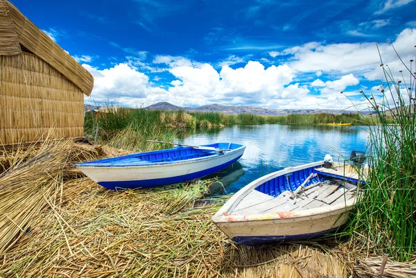 Barche sulla riva del lago Titicaca — Foto Stock