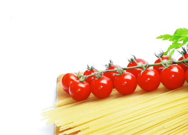 Reife Tomaten mit grünen Blättern — Stockfoto