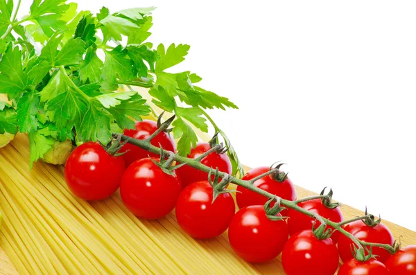 Tomates mûres aux feuilles vertes — Photo