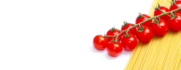 Ripe tomatoes with green leaves — Stock Photo, Image