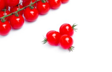 yeşil yaprakları ile olgun domates