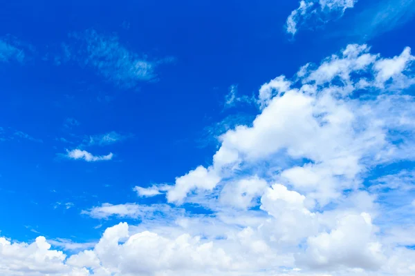 Céu azul com nuvens — Fotografia de Stock