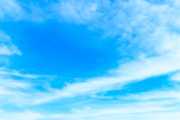 Blauwe lucht met wolken — Stockfoto