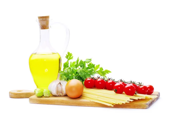 Rijpe tomaten met groene bladeren — Stockfoto